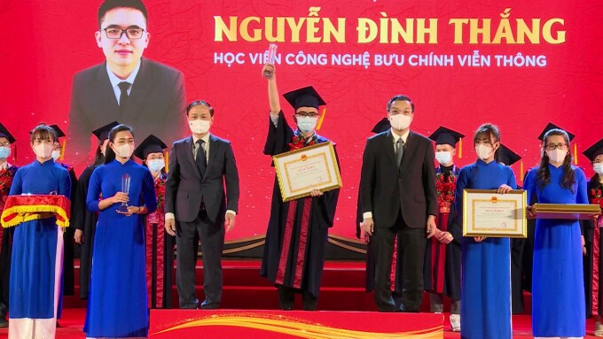 Đình Thắng (thứ hai trừ phải sang) cùng bạn bè. Ảnh: Nhân vật cung cấp